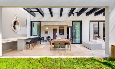 Casa amueblada con paneles en venta frente al lago en campo de golf