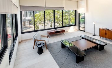 Casa amueblada con paneles en venta frente al lago en campo de golf