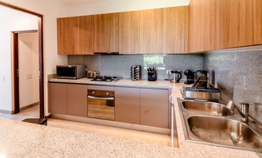 Casa amueblada con paneles en venta frente al lago en campo de golf