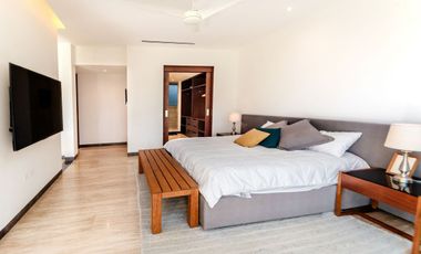 Casa amueblada con paneles en venta frente al lago en campo de golf