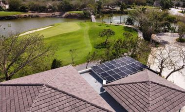 Casa amueblada con paneles en venta frente al lago en campo de golf