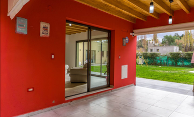 VENTA DE CASA MODERNA CON PISCINA EN VISTALBA – LUJN DE CUYO, MZA