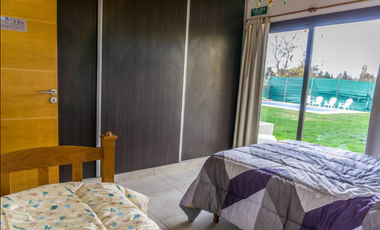 VENTA DE CASA MODERNA CON PISCINA EN VISTALBA – LUJN DE CUYO, MZA