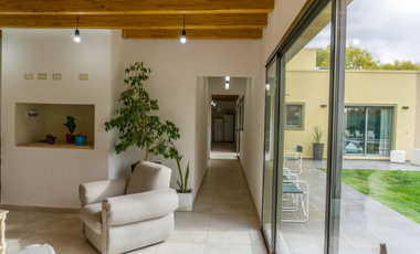 VENTA DE CASA MODERNA CON PISCINA EN VISTALBA – LUJN DE CUYO, MZA