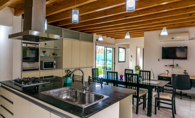 VENTA DE CASA MODERNA CON PISCINA EN VISTALBA – LUJN DE CUYO, MZA