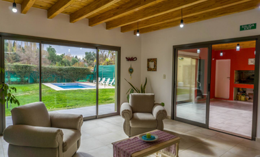 VENTA DE CASA MODERNA CON PISCINA EN VISTALBA – LUJN DE CUYO, MZA
