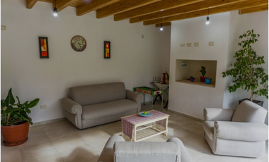 VENTA DE CASA MODERNA CON PISCINA EN VISTALBA – LUJN DE CUYO, MZA