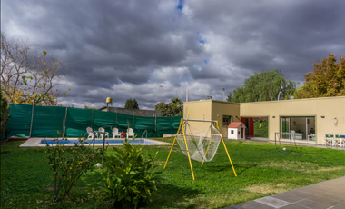 VENTA DE CASA MODERNA CON PISCINA EN VISTALBA – LUJN DE CUYO, MZA