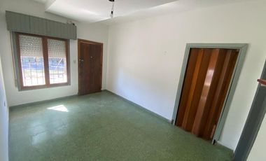 VENTA CASA 4 AMB MORON PATIO COCHERA LUMINOSA
