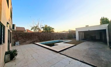 VENTA CASA 4 AMB CON PATIO Y PILETA, DON BOSCO