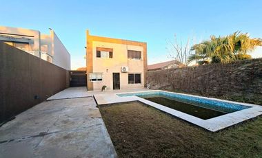 VENTA CASA 4 AMB CON PATIO Y PILETA, DON BOSCO