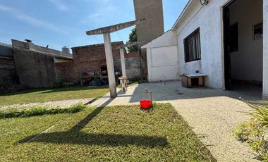 Casa en Venta en Lomas de Zamora JARDIN y COCHERA