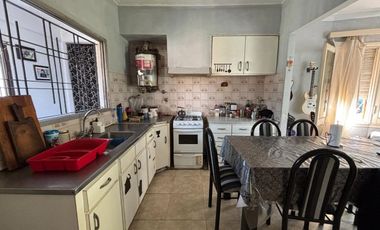 Casa en Venta en Lomas de Zamora JARDIN y COCHERA