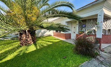 Casa en Venta en Lomas de Zamora JARDIN y COCHERA