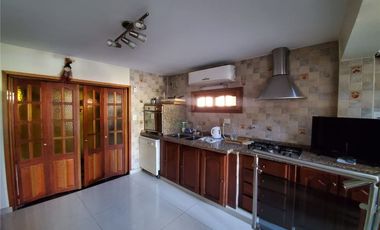 VENTA DE CASA 6 AMBIENTES FLORENCIO VARELA