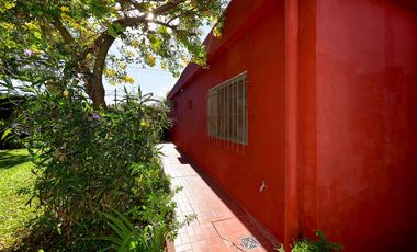 VENTA CASA 4 AMBIENTES C/ PILETA EN MORENO PERMUTA