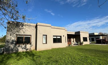 VENTA CASA 4 AMB PILETA EN LA PRIMAVERA GOLF LUJAN