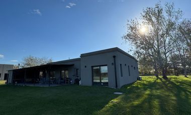 VENTA CASA 4 AMB PILETA EN LA PRIMAVERA GOLF LUJAN