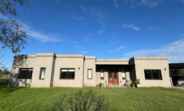 VENTA CASA 4 AMB PILETA EN LA PRIMAVERA GOLF LUJAN