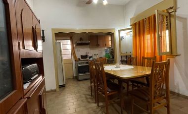 VENTA  PH FTE. 4 AMBTES. Y DPTO 3 AMB.APTO 2 FLIAS