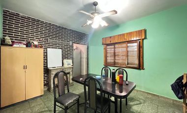 VENTA CASA LANUS PATIO Y TERRAZA PROPIAS