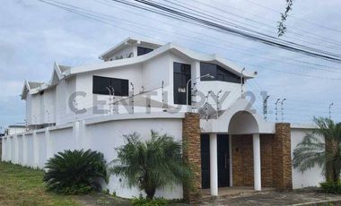 RENTA DE CASA DELUXE EN URBANIZACIÓN MONTERREY MONTECRISTI A ALTURA DE OROMARTV