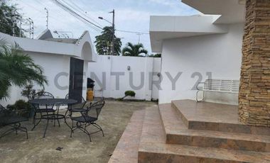 RENTA DE CASA DELUXE EN URBANIZACIÓN MONTERREY MONTECRISTI A ALTURA DE OROMARTV