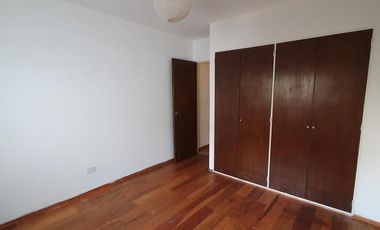 ¡Este puede ser tu hogar! Dúplex con jardín-cochera-dos dormitorios - escritorio. En Venta.