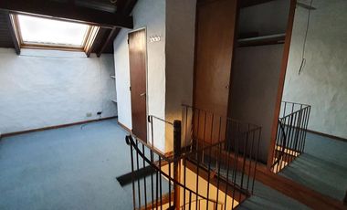 ¡Este puede ser tu hogar! Dúplex con jardín-cochera-dos dormitorios - escritorio. En Venta.