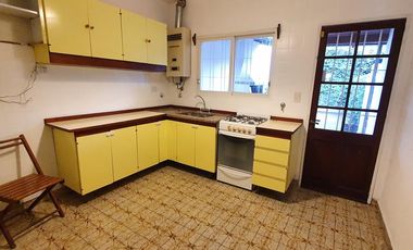 ¡Este puede ser tu hogar! Dúplex con jardín-cochera-dos dormitorios - escritorio. En Venta.