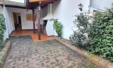¡Este puede ser tu hogar! Dúplex con jardín-cochera-dos dormitorios - escritorio. En Venta.