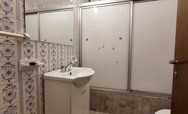 ¡Este puede ser tu hogar! Dúplex con jardín-cochera-dos dormitorios - escritorio. En Venta.