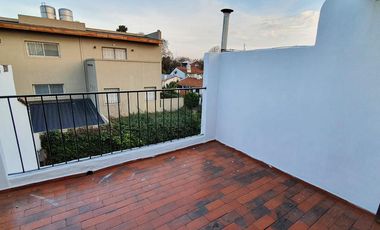 ¡Este puede ser tu hogar! Dúplex con jardín-cochera-dos dormitorios - escritorio. En Venta.
