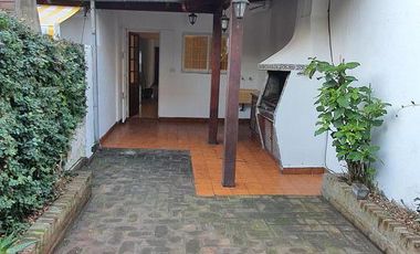 ¡Este puede ser tu hogar! Dúplex con jardín-cochera-dos dormitorios - escritorio. En Venta.