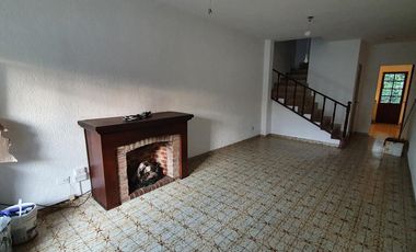 ¡Este puede ser tu hogar! Dúplex con jardín-cochera-dos dormitorios - escritorio. En Venta.