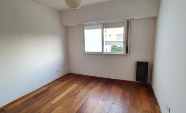 ¡Este puede ser tu hogar! Dúplex con jardín-cochera-dos dormitorios - escritorio. En Venta.