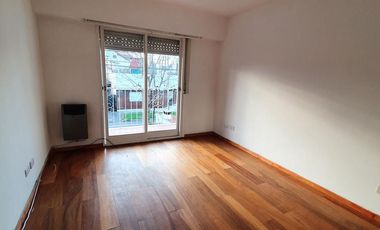 ¡Este puede ser tu hogar! Dúplex con jardín-cochera-dos dormitorios - escritorio. En Venta.