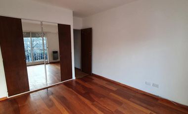 ¡Este puede ser tu hogar! Dúplex con jardín-cochera-dos dormitorios - escritorio. En Venta.