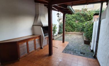 ¡Este puede ser tu hogar! Dúplex con jardín-cochera-dos dormitorios - escritorio. En Venta.