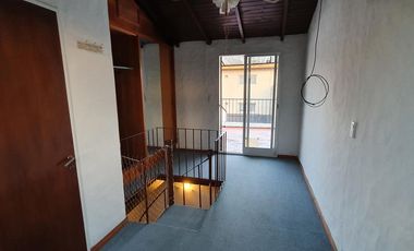 ¡Este puede ser tu hogar! Dúplex con jardín-cochera-dos dormitorios - escritorio. En Venta.
