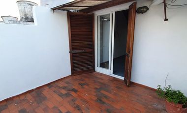 ¡Este puede ser tu hogar! Dúplex con jardín-cochera-dos dormitorios - escritorio. En Venta.