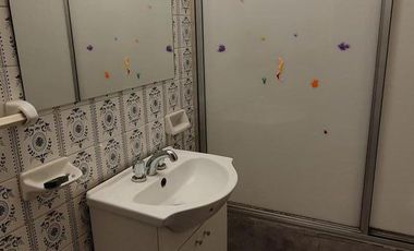 ¡Este puede ser tu hogar! Dúplex con jardín-cochera-dos dormitorios - escritorio. En Venta.
