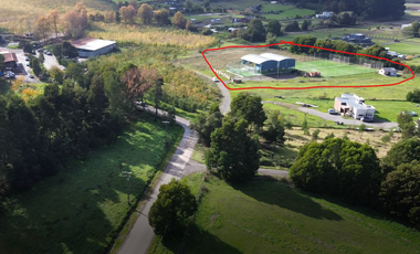 VENTA PARCELA CON INFRAESTRUCTURA DEPORTIVA Y CABAÑA