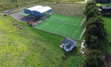 VENTA PARCELA CON INFRAESTRUCTURA DEPORTIVA Y CABAÑA