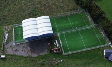 VENTA PARCELA CON INFRAESTRUCTURA DEPORTIVA Y CABAÑA