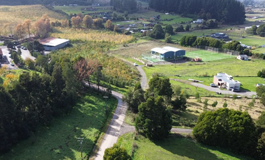 VENTA PARCELA CON INFRAESTRUCTURA DEPORTIVA Y CABAÑA