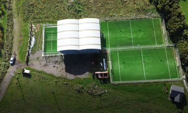 VENTA PARCELA CON INFRAESTRUCTURA DEPORTIVA Y CABAÑA