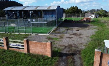 VENTA PARCELA CON INFRAESTRUCTURA DEPORTIVA Y CABAÑA