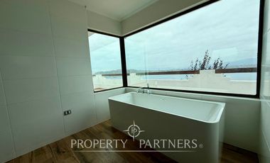 Espaciosa y linda Casa en Arriendo con Gran Vista a la Bahía de La Herradura