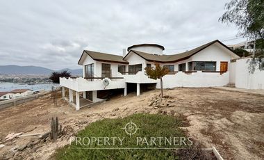 Espaciosa y linda Casa en Arriendo con Gran Vista a la Bahía de La Herradura